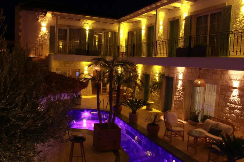 Avlu Alaçatı butik otel avlusu ve geleneksel taş mimarisi